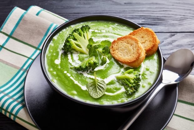 Zupa z brokułów puree z miętą