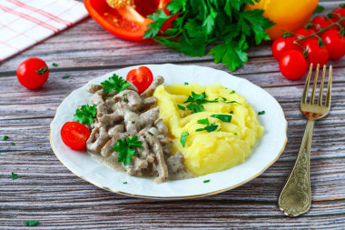 Boeuf Strogonow z wołowiny ze śmietaną przepis ze zdjęciami krok po kroku i wideo