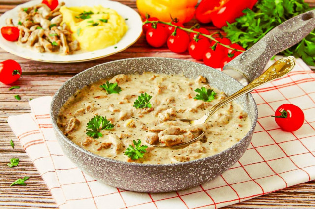 Boeuf Strogonow z wołowiny ze śmietaną przepis ze zdjęciami krok po kroku i wideo