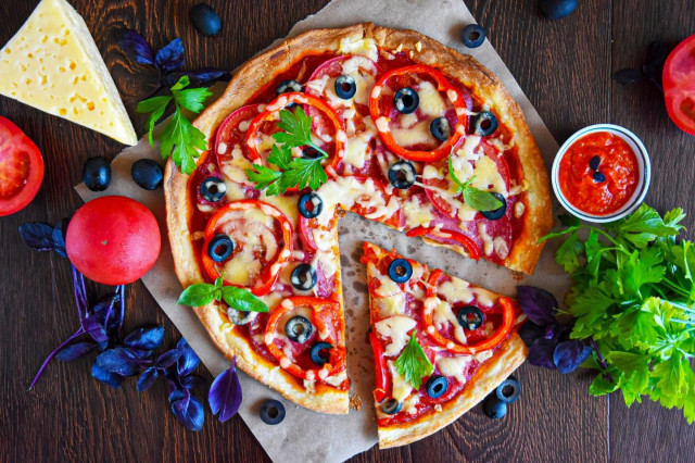 Klasyczna pizza z drożdżowego ciasta francuskiego w piekarniku przepis ze zdjęciami krok po kroku i wideo