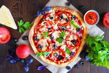 Klasyczna pizza z drożdżowego ciasta francuskiego w piekarniku przepis ze zdjęciami krok po kroku i wideo
