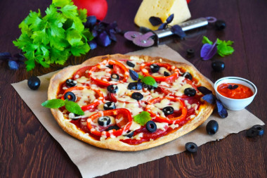 Klasyczna pizza z drożdżowego ciasta francuskiego w piekarniku przepis ze zdjęciami krok po kroku i wideo