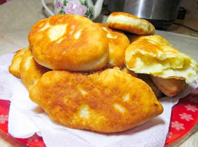 Drożdżowe pierożki z ziemniakami z ciasta z wypiekacza do chleba przepis ze zdjęciami krok po kroku i wideo