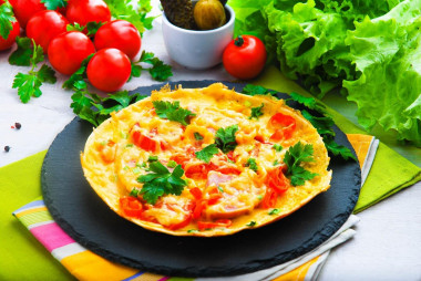 Szybka pizza z lawaszu z jajkiem na patelni przepis ze zdjęciami krok po kroku i wideo