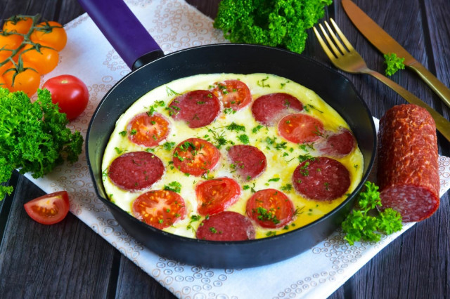 Omlet z patelni z kiełbasą i pomidorami przepis ze zdjęciami krok po kroku i wideo