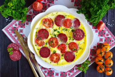 Omlet z patelni z kiełbasą i pomidorami przepis ze zdjęciami krok po kroku i wideo