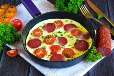 Omlet z patelni z kiełbasą i pomidorami przepis ze zdjęciami krok po kroku i wideo