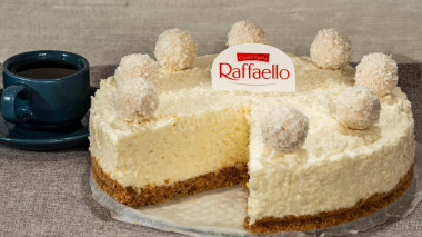 Tort twarogowy „Raffaello” z ciastek ze śmietanką i kokosem przepis ze zdjęciami krok po kroku i wideo