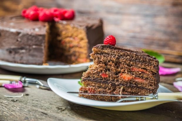 Ciasto czekoladowe miodowe z malinami