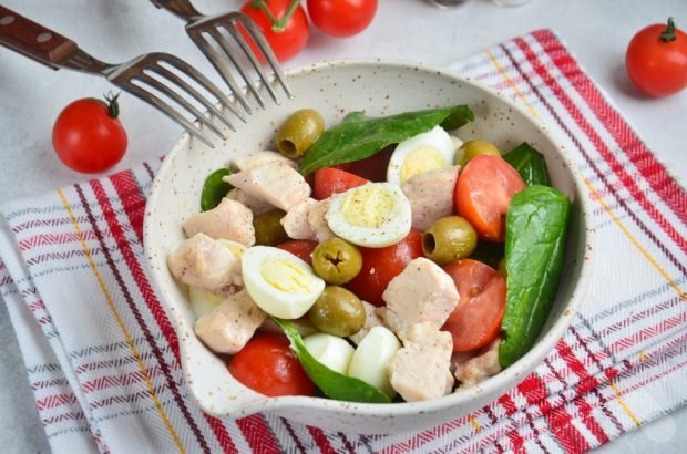 Sałatka z warzywami, kurczakiem i jajkami przepiórczymi-prosty i pyszny przepis ze zdjęciem (krok po kroku)