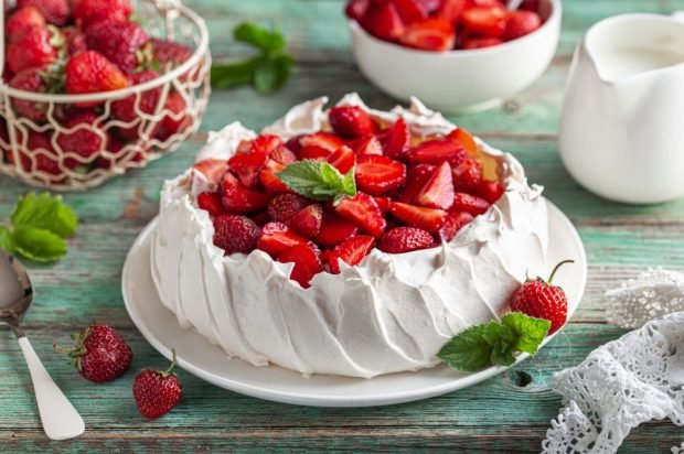 Ciasto Pavlova z truskawkami