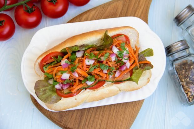 Hot dogi z kiełbaskami, warzywami i koreańską marchewką – prosty i pyszny przepis ze zdjęciem (krok po kroku)