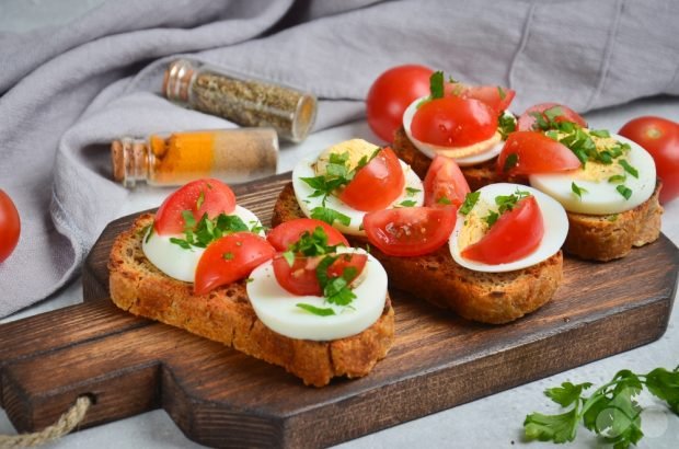 Kanapki z jajkiem i pomidorami-prosty i pyszny przepis ze zdjęciem (krok po kroku)