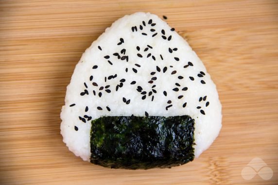 Onigiri z paluszkami krabowymi: zdjęcie przygotowania przepisu, krok 6