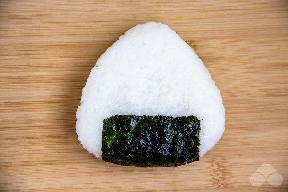 Onigiri z paluszkami krabowymi: zdjęcie przygotowania przepisu, krok 5