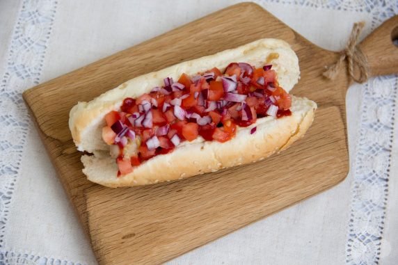 Hot dog z musztardą i słodką cebulą: zdjęcie przygotowania przepisu, krok 4