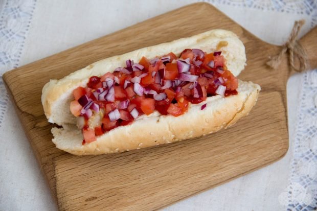 Hot dog z musztardą i słodką cebulą-prosty i pyszny przepis ze zdjęciem (krok po kroku)