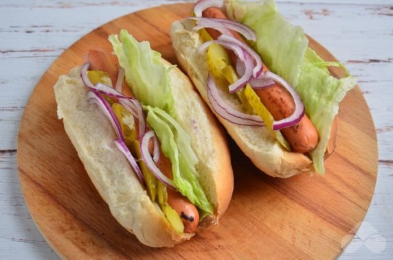 Hot dog z kiełbasą z kurczaka i warzywami: zdjęcie przygotowania przepisu, krok 3