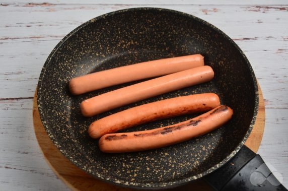 Hot dog z kiełbasą z kurczaka i warzywami: zdjęcie przygotowania przepisu, krok 1