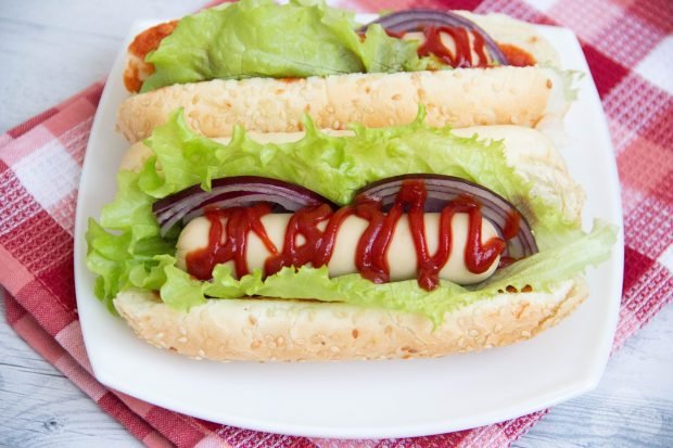 Szybki hot dog z fioletową cebulą