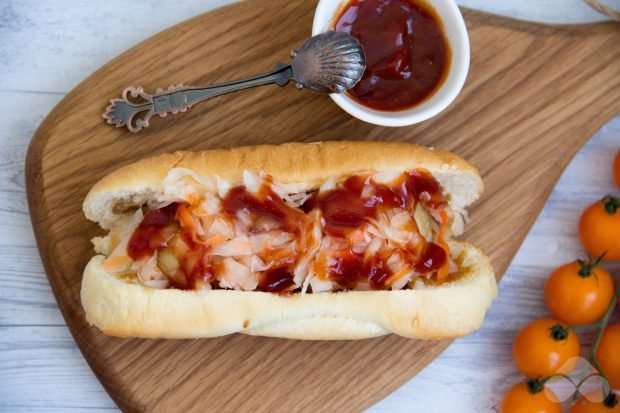 Hot dog z kiszoną kapustą i sosem barbecue-prosty i pyszny przepis ze zdjęciem (krok po kroku)