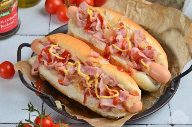 Amerykański hot dog z cebulą i bekonem