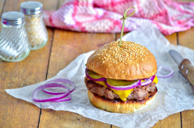 Domowy big burger przepis ze zdjęciami krok po kroku i wideo