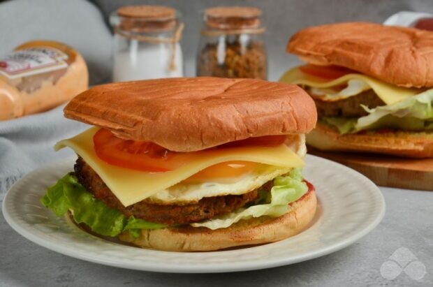 Hamburger z jajkiem i pomidorami-prosty i pyszny przepis ze zdjęciem (krok po kroku)