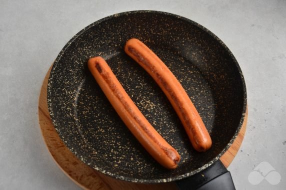 Domowy hot dog ze smażoną kiełbasą, pomidorami i zieloną cebulą: zdjęcie przygotowania przepisu, krok 1