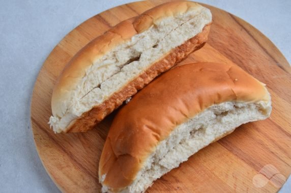 Domowy hot dog ze smażoną kiełbasą, pomidorami i zieloną cebulą: zdjęcie przygotowania przepisu, krok 4