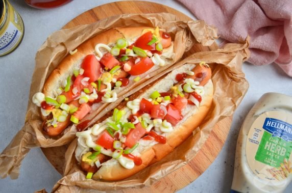 Domowy hot dog ze smażoną kiełbasą, pomidorami i zieloną cebulą: zdjęcie przygotowania przepisu, krok 6