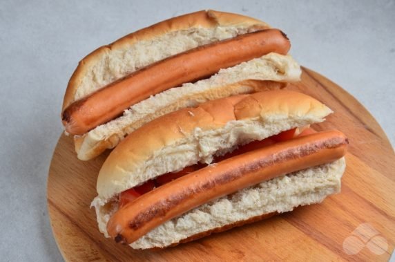 Domowy hot dog ze smażoną kiełbasą, pomidorami i zieloną cebulą: zdjęcie przygotowania przepisu, krok 5