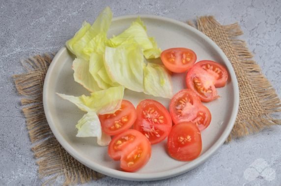 Kanapki z paluszkami krabowymi i pomidorami: zdjęcie przygotowania przepisu, krok 2