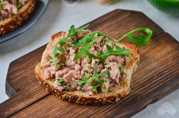 Kanapki z tuńczykiem i ziołami-prosty i pyszny przepis ze zdjęciem (krok po kroku)