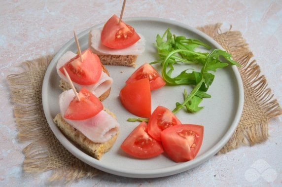 Kanapki z szynką i pomidorami: zdjęcie przygotowania przepisu, krok 2