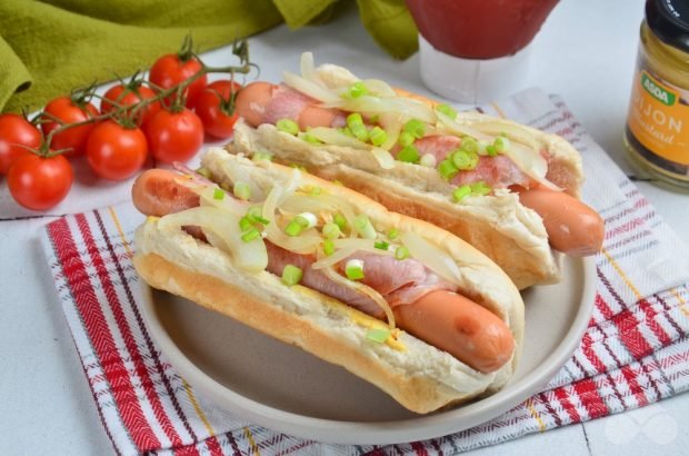 Domowy hot dog z boczkiem i zieloną cebulą