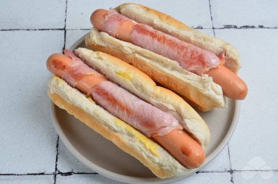 Domowy hot dog z boczkiem i zieloną cebulą: zdjęcie przygotowania przepisu, krok 2