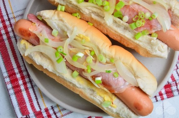 Domowy hot dog z boczkiem i zieloną cebulą: zdjęcie przygotowania przepisu, krok 4