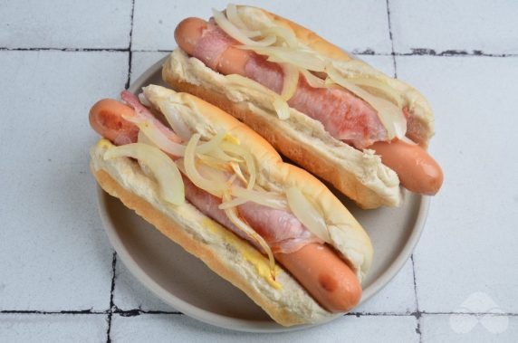 Domowy hot dog z boczkiem i zieloną cebulą: zdjęcie przygotowania przepisu, krok 3