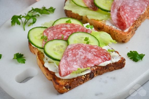 Kanapki z salami, ogórkiem i twarogiem: zdjęcie przygotowania przepisu, krok 3