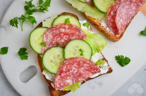 Kanapki z salami, ogórkiem i twarogiem - prosty i smaczny przepis ze zdjęciem (krok po kroku)