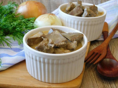 Wątróbka duszona w śmietanie z cebulą przepis ze zdjęciami krok po kroku