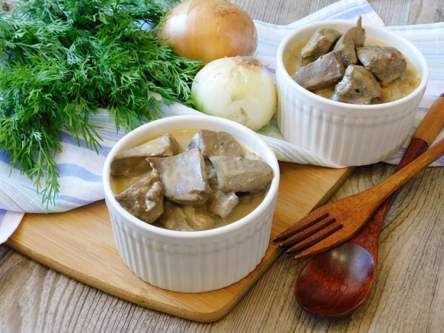 Wątróbka duszona w śmietanie z cebulą przepis ze zdjęciami krok po kroku
