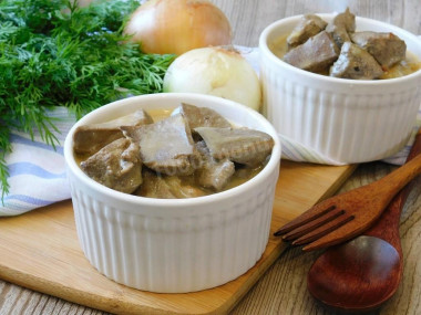 Wątróbka duszona w śmietanie z cebulą przepis ze zdjęciami krok po kroku
