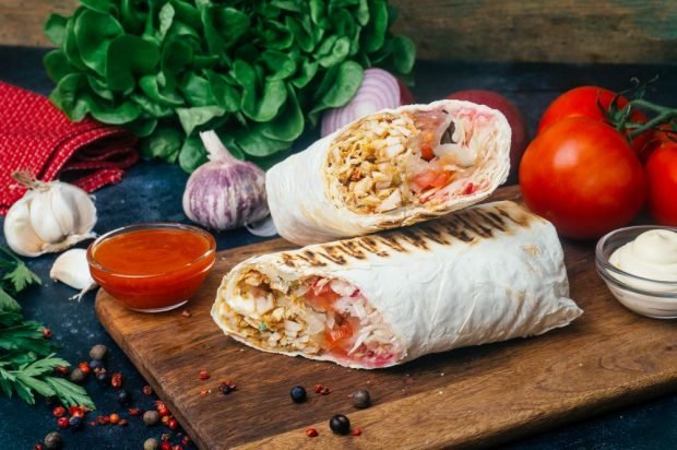 Domowa shawarma z kurczakiem i warzywami-prosty i pyszny przepis, jak gotować krok po kroku