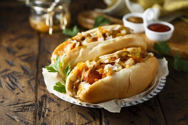 Hot dog z kiszoną kapustą i marchewką