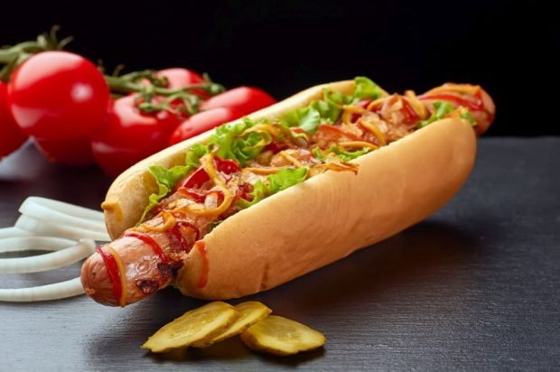 Hot dog z pomidorami, sałatą i piklami