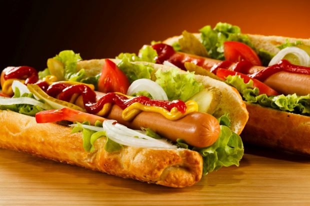 Hot dog z kiełbasą mleczną, piklami i cebulą – prosty i pyszny przepis, jak gotować krok po kroku