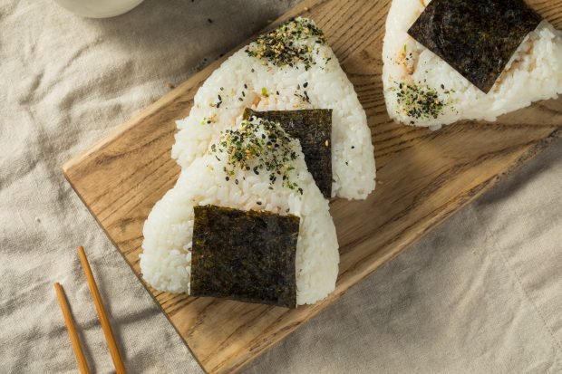 Onigiri z tuńczykiem w puszce-prosty i pyszny przepis krok po kroku