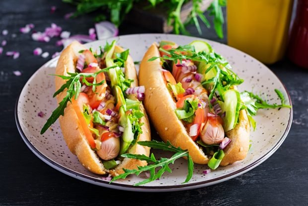 Hot dog z kiełbasą mleczną, warzywami i rukolą-prosty i pyszny przepis na gotowanie krok po kroku